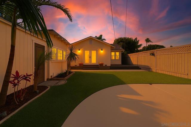 311 B Ave, Coronado CA: https://media.crmls.org/mediaz/4ee78608-fe8f-4b24-9bd6-5b427ffac2ca.jpg