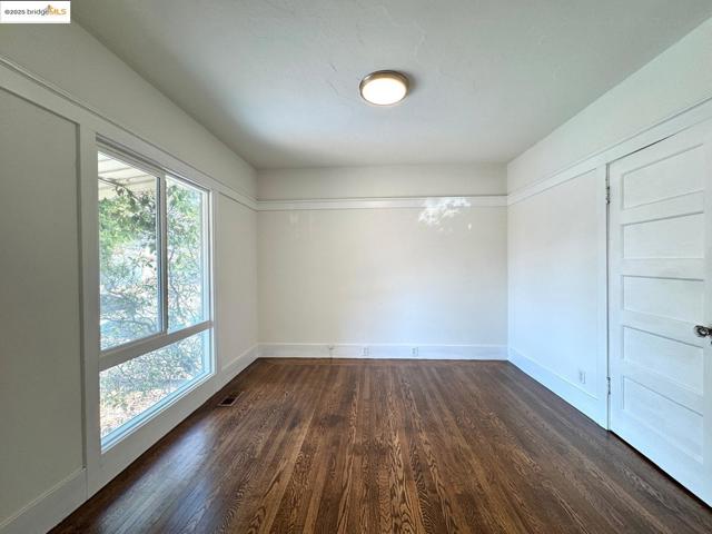 5926 Marshall St, Oakland CA: https://media.crmls.org/mediaz/4ee7c064-9501-43e4-b52c-112ecf45bc97.jpg