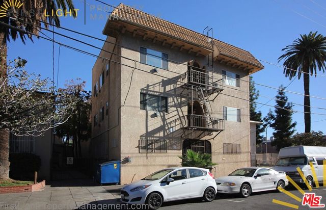 647 18th Street, Los Angeles CA: https://media.crmls.org/mediaz/4ee89f83-3a11-4b9a-9363-c629c0669225.jpg