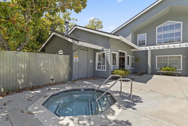 7710 Canyon Meadow Cir, Pleasanton CA: https://media.crmls.org/mediaz/4ee91e7a-c1a5-46bf-8053-13712f69221b.jpg
