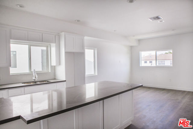11503 S New Hampshire Avenue, Los Angeles CA: https://media.crmls.org/mediaz/4eea3f69-2b78-4091-99b9-c6ac69373b37.jpg