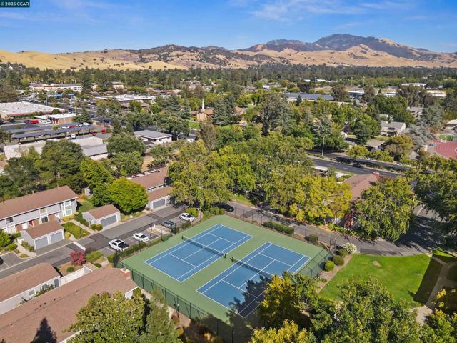 812 Royal Ann Ln, Concord CA: https://media.crmls.org/mediaz/4eeacc8a-9585-4a0f-ac25-8c50c89cd78d.jpg