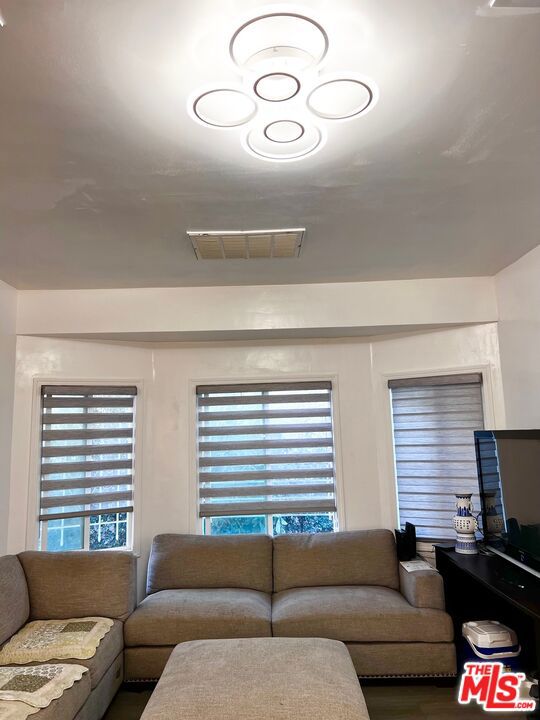 1207 S Harvard Boulevard, Los Angeles CA: https://media.crmls.org/mediaz/4eeae555-70ae-44d1-b600-3de3eb7b410d.jpg