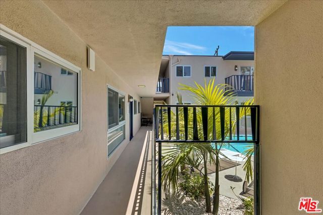 210 S Hamilton Drive, Beverly Hills CA: https://media.crmls.org/mediaz/4eeb3c06-cd0f-4cc4-8867-72bb47dc5779.jpg