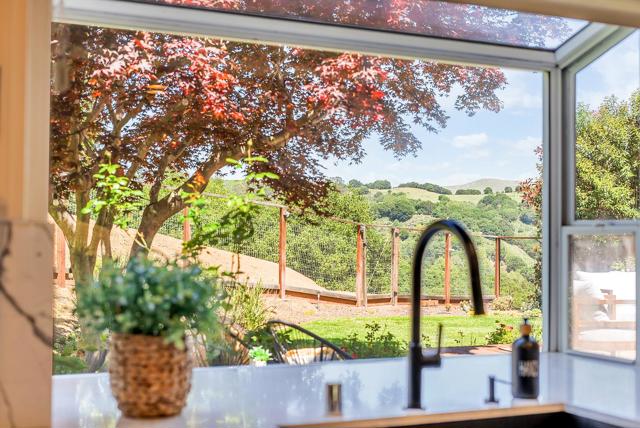 6022 Slopeview Court, Castro Valley CA: https://media.crmls.org/mediaz/4eeb7496-00fb-433f-8a32-bc8bd37ddc76.jpg