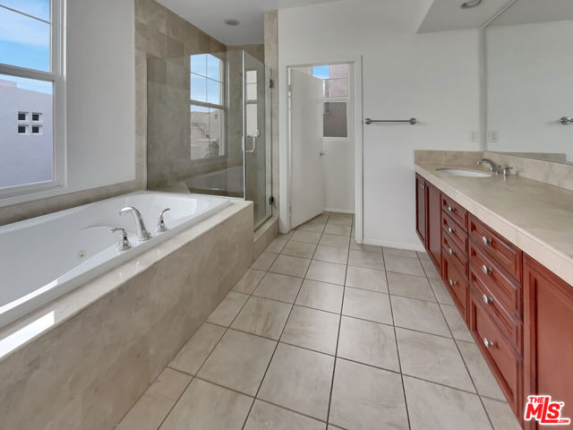 5692 Como Circle, Woodland Hills CA: https://media.crmls.org/mediaz/4eeb7c5c-b0c8-410a-bbdf-849dde92e46d.jpg