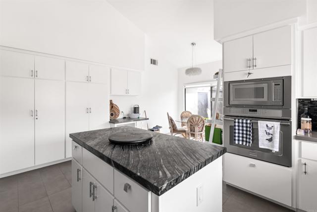 54877 Inverness Way, La Quinta CA: https://media.crmls.org/mediaz/4eec7778-f7b7-4bda-9b08-2498c800f085.jpg