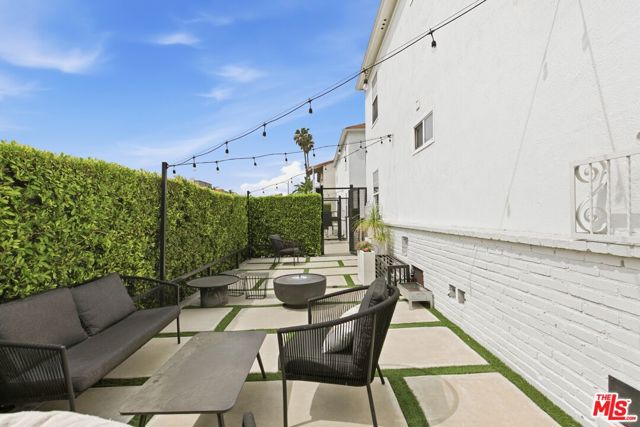 8613 W Olympic Boulevard, Los Angeles CA: https://media.crmls.org/mediaz/4eecce55-3ea7-4f37-8852-0e4adf522302.jpg