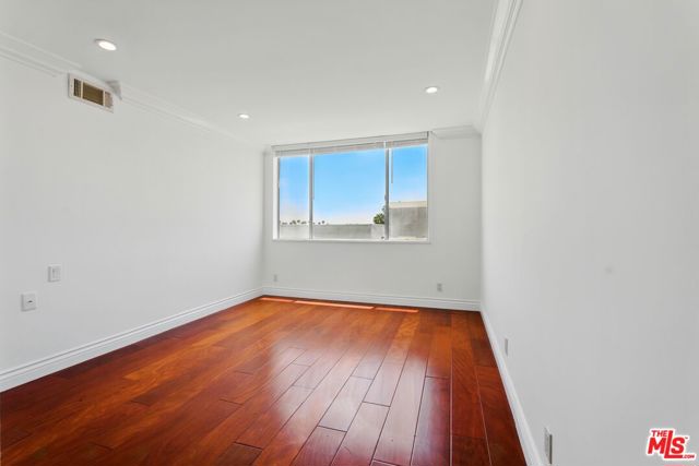 321 N Oakhurst Drive, Beverly Hills CA: https://media.crmls.org/mediaz/4eed19dd-f6af-4829-87b8-db0749c14adf.jpg