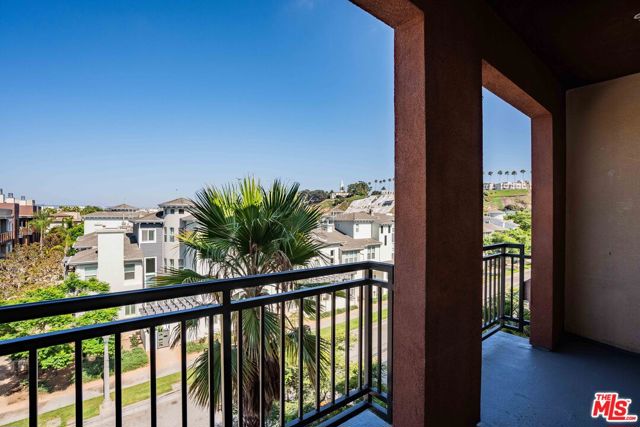 6020 Seabluff Drive, Playa Vista CA: https://media.crmls.org/mediaz/4eed706d-8d34-4cc5-a6da-6e4f50fa784d.jpg