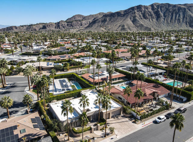 2000 S Caliente Drive, Palm Springs CA: https://media.crmls.org/mediaz/4eed807f-c4d9-4fa3-809b-320f21bb51c1.jpg