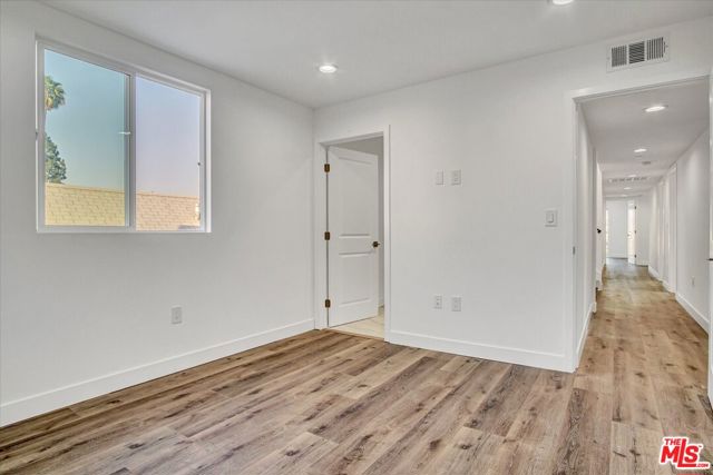 2419 S Cochran Avenue, Los Angeles CA: https://media.crmls.org/mediaz/4eef6108-6299-4178-ad06-f1b633743aed.jpg