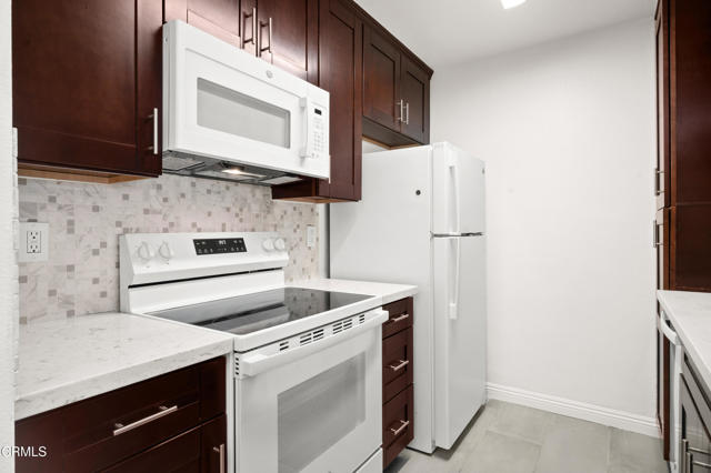 Detail Gallery Image 11 of 44 For 4499 via Marisol 113a,  Los Angeles,  CA 90042 - 2 Beds | 2 Baths