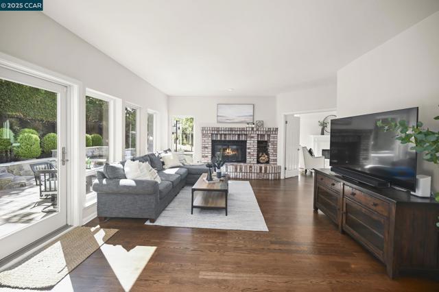 47 Kentfield Ct, Alamo CA: https://media.crmls.org/mediaz/4ef05b66-7c54-431a-a847-3a05a55e954b.jpg