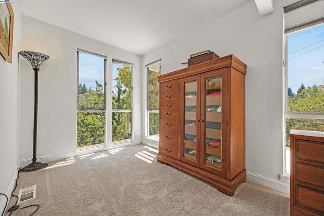 1923 Green Valley Rd, Alamo CA: https://media.crmls.org/mediaz/4ef13649-4cee-40cc-9bf0-892b32a33869.jpg