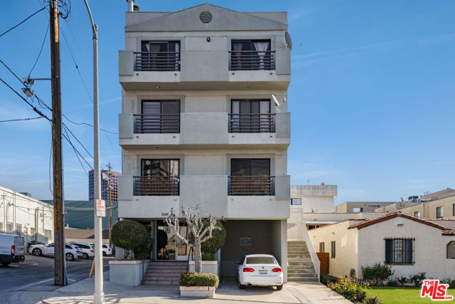 1216 S Saltair Avenue, Los Angeles CA: https://media.crmls.org/mediaz/4ef25b6c-aeef-4995-a0a7-ab58760a9ed9.jpg