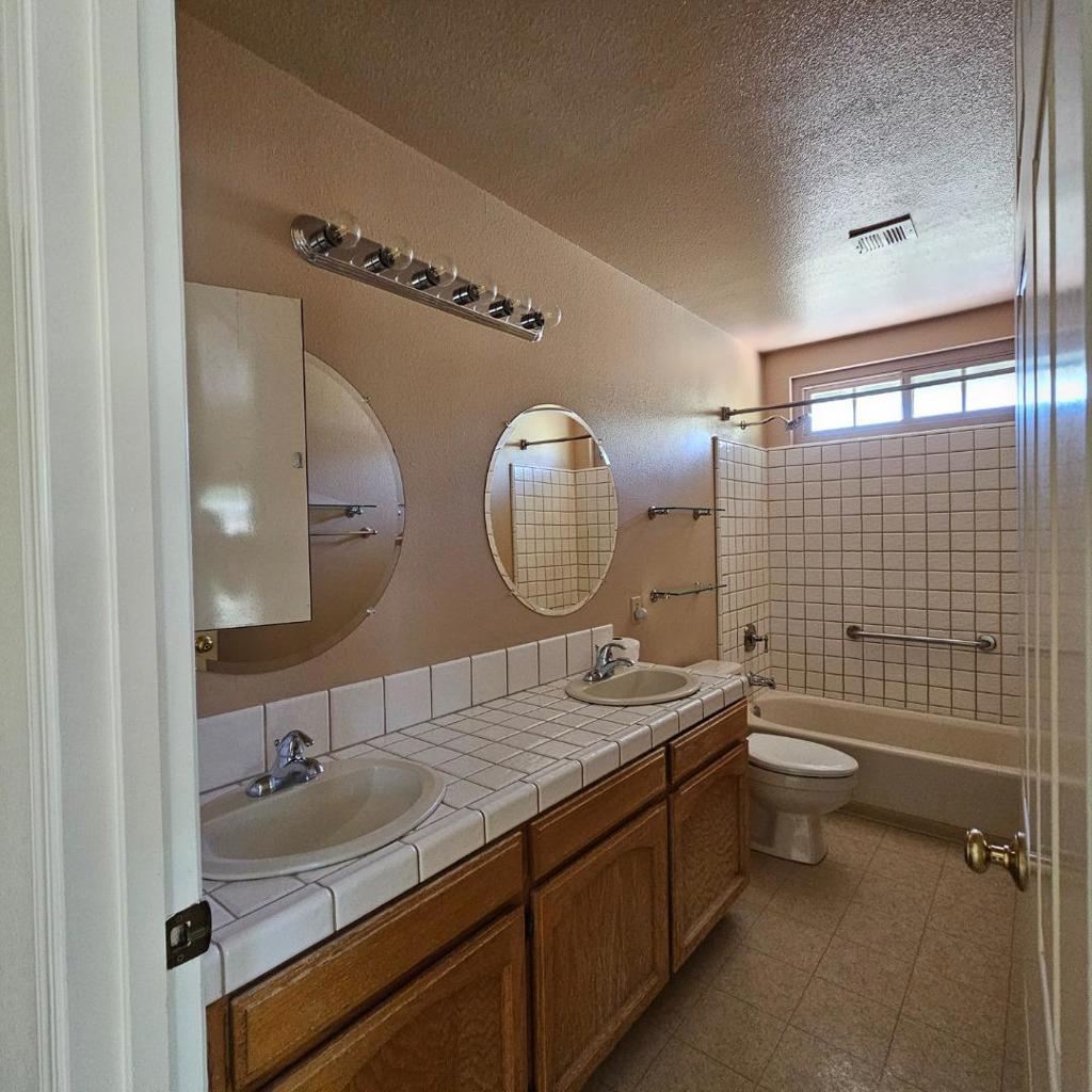 https://media.crmls.org/mediaz/4ef26111-7c2e-4ad3-8c4a-8eea61e35c41.jpg?preset=X-Large