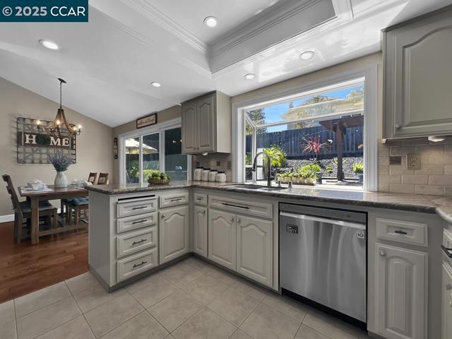 14 Mt Eden Pl, Clayton CA: https://media.crmls.org/mediaz/4ef2687c-78eb-47a1-8cb9-2539ce322110.jpg