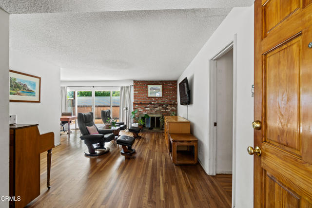 6449 Quakertown Avenue, Woodland Hills CA: https://media.crmls.org/mediaz/4ef2dc53-237a-4f0e-9f86-a434feb54aa7.jpg