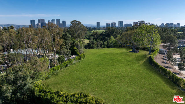 150 S Carolwood Drive, Los Angeles CA: https://media.crmls.org/mediaz/4ef2ee74-967d-4602-bff1-6b97420bcc49.jpg