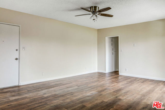 423 N Harvard Boulevard, Los Angeles CA: https://media.crmls.org/mediaz/4ef41585-2c42-4919-8147-547cb38d2597.jpg