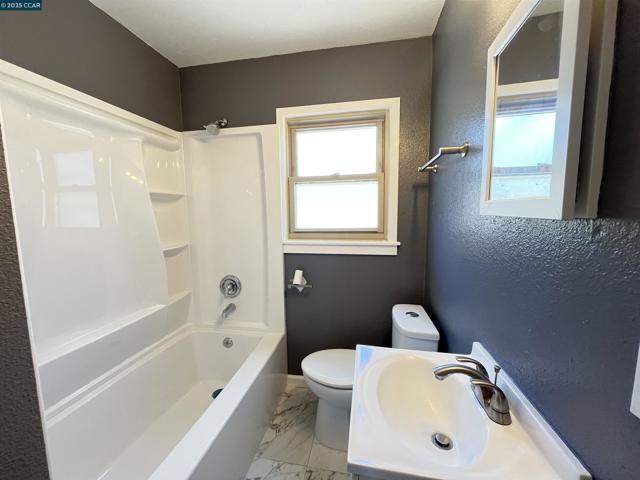 7618 Sunkist Dr, Oakland CA: https://media.crmls.org/mediaz/4ef4709d-34d4-45d7-b0e6-f7ff944336ee.jpg