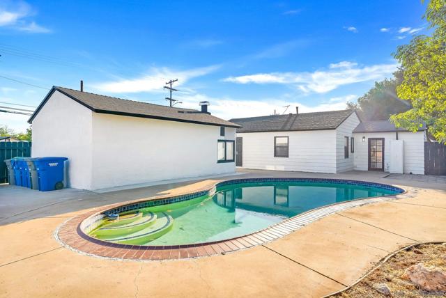 1301 Clove St, El Cajon CA: https://media.crmls.org/mediaz/4ef4d3e6-3537-4a6a-a642-0803d6aa8e15.jpg