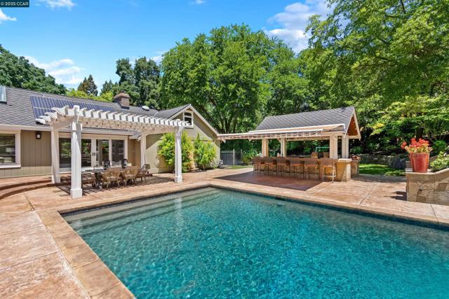 2140 Hidden Oak Dr, Danville CA: https://media.crmls.org/mediaz/4ef51604-c1d1-4ad3-b317-f6c021a7b5e1.jpg