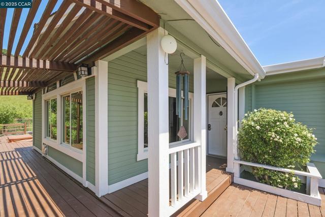 2251 Rancho Del Lago Rd, Martinez CA: https://media.crmls.org/mediaz/4ef6c1de-7722-48b9-8f55-9436b374ad57.jpg