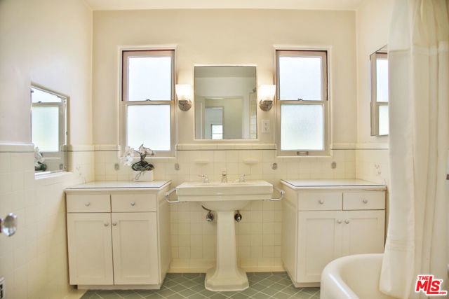 2963 Queensbury Drive, Los Angeles CA: https://media.crmls.org/mediaz/4ef7afd5-e5f4-4aeb-9427-0af696edc986.jpg