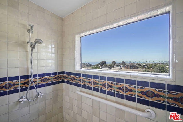 6855 Dume Drive, Malibu CA: https://media.crmls.org/mediaz/4ef8d513-4588-4fec-999c-cfe716cdc17a.jpg