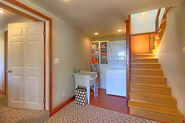 2108 Sunset Drive, Ventura CA: https://media.crmls.org/mediaz/4efa5c11-8c3e-4eed-b6a2-d8c77d0af2c6.jpg