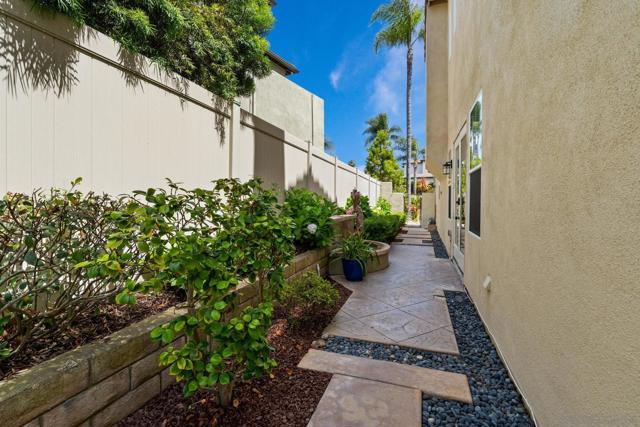 616 Marlin Ln, Carlsbad CA: https://media.crmls.org/mediaz/4efaa009-aaec-4785-9a5e-ad5c161478df.jpg