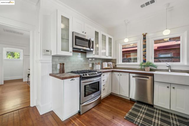 2705 Mathews St, Berkeley CA: https://media.crmls.org/mediaz/4efabf1a-75b1-4d5e-a9df-987fe2412dc2.jpg