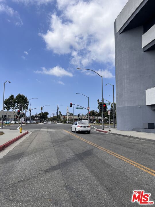 4345 W 154th Street, Lawndale CA: https://media.crmls.org/mediaz/4efaf90c-fdae-47b7-a505-1a3e799f1e64.jpg