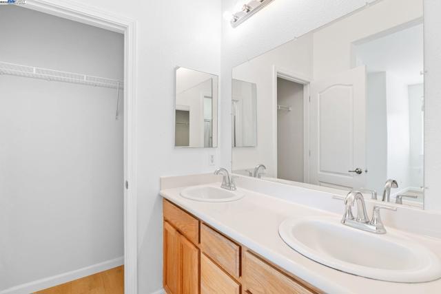 4 Mistyvale Ct, Sacramento CA: https://media.crmls.org/mediaz/4efb2f6c-1fe5-496e-92a6-bd7af557fafa.jpg