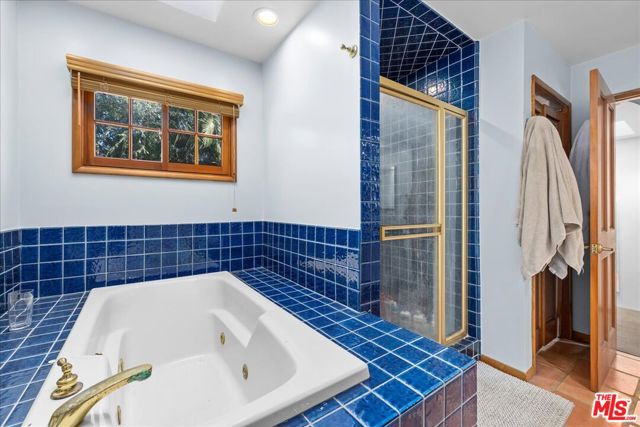 551 Westmount Drive photo 7
