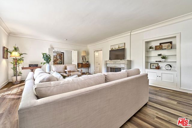 728 S Windsor Boulevard, Los Angeles CA: https://media.crmls.org/mediaz/4efc36e6-6a97-4237-8470-92771d6d9f97.jpg