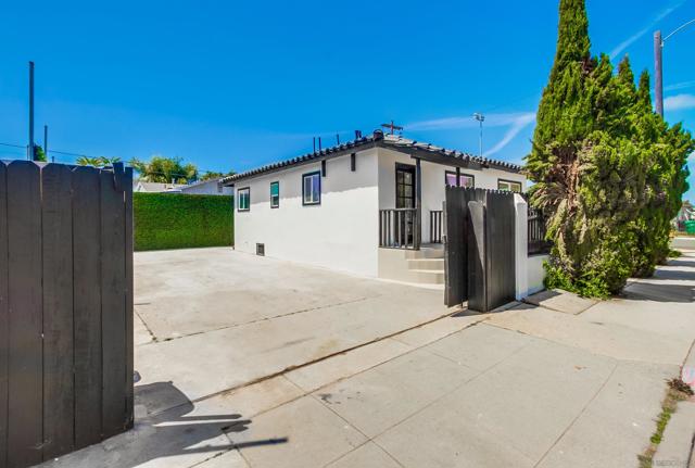 1303 Center Ave, Oceanside CA: https://media.crmls.org/mediaz/4efcf48a-7a65-493c-a5f2-5ad36409ab3b.jpg