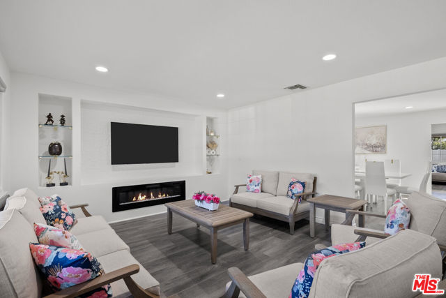 18352 Donmetz Street, Porter Ranch CA: https://media.crmls.org/mediaz/4efd6a01-f852-41f9-be19-df61c1215259.jpg