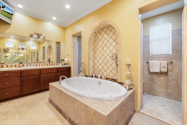 9 Via Santanella, Rancho Mirage CA: https://media.crmls.org/mediaz/4efe38dd-ad1b-43b2-8225-298e56e0ee8e.jpg