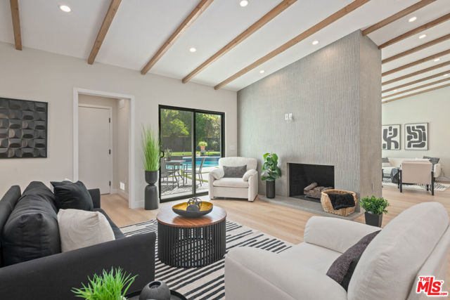 23442 Burbank Boulevard, Woodland Hills CA: https://media.crmls.org/mediaz/4effaf46-3871-4a8b-95c6-8d8714f88da2.jpg
