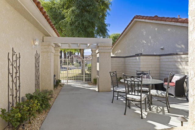 110 Celano Circle, Palm Desert CA: https://media.crmls.org/mediaz/4efffc4c-67d6-4c71-bdbd-e39152393d90.jpg