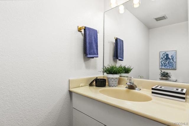 3985 Wabaska Dr, San Diego CA: https://media.crmls.org/mediaz/4f009c0f-79d2-424e-993c-dbe1d053dcff.jpg