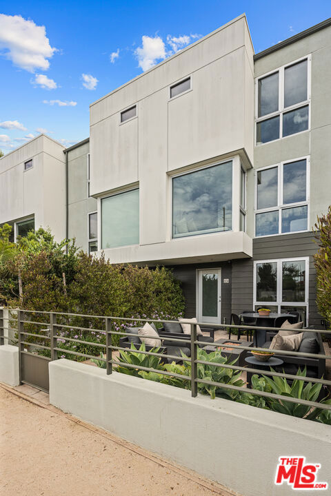 310 Washington Boulevard, Marina del Rey CA: https://media.crmls.org/mediaz/4f00aeca-b891-4cfe-9641-970052281a9e.jpg