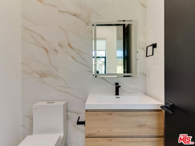 2817 1/2 S Redondo Boulevard, Los Angeles CA: https://media.crmls.org/mediaz/4f038f71-d05e-4bbd-b778-7874eb570a7b.jpg