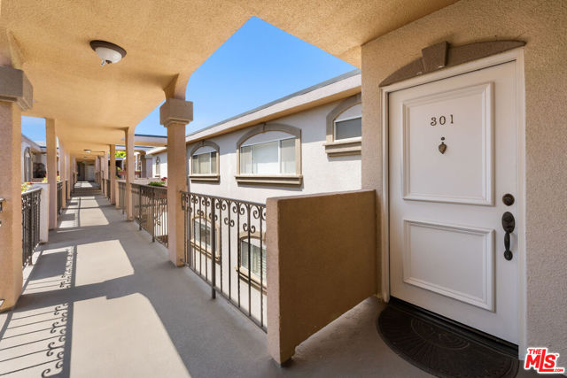 222 7th Street, Santa Monica CA: https://media.crmls.org/mediaz/4f04b1f0-bc9a-4389-a5f5-99294dc0ba1e.jpg