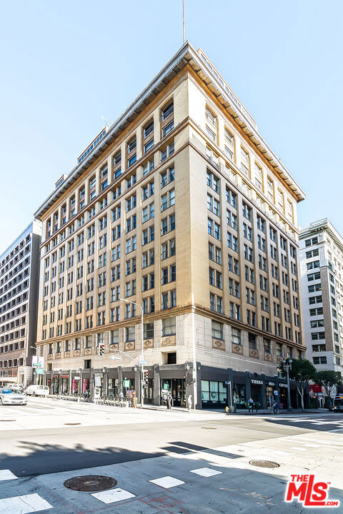 215 W 7th Street, Los Angeles CA: https://media.crmls.org/mediaz/4f05a0bf-d05a-4826-b9a1-25790087bc51.jpg
