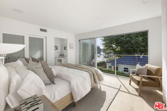 Drew Fenton | 257 Entrada Drive Santa Monica CA | MLS: 7501252 Drew Fenton | 257 Entrada Drive Santa Monica CA | MLS: 7501252