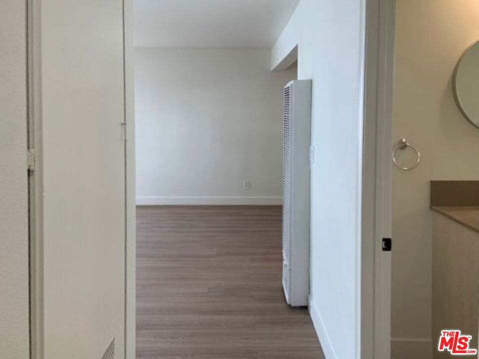 https://media.crmls.org/mediaz/4f0873f0-df76-4fc5-a732-152e803849d6.jpg?preset=X-Large